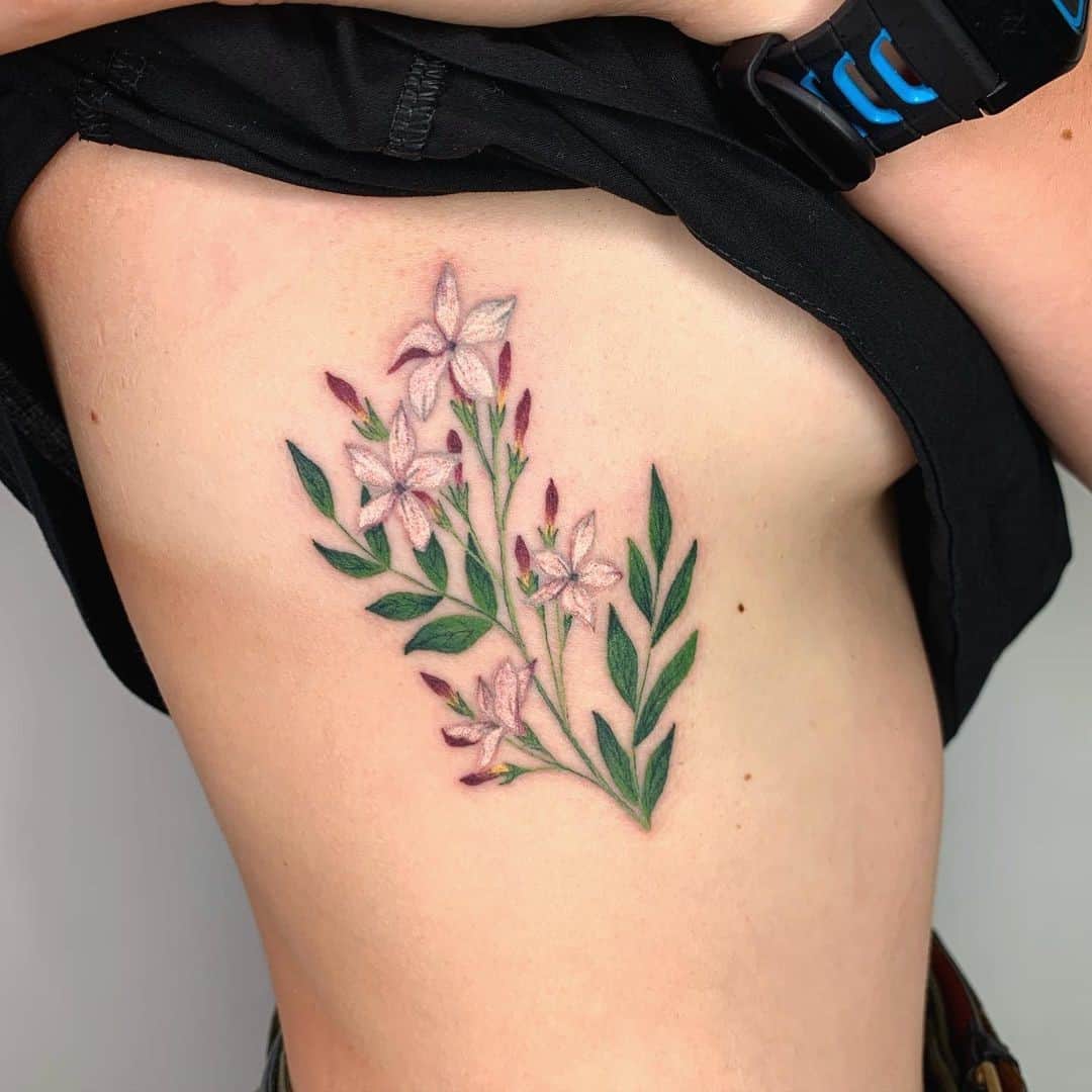 Tatuaje de flor de jazmín blanco en el costado