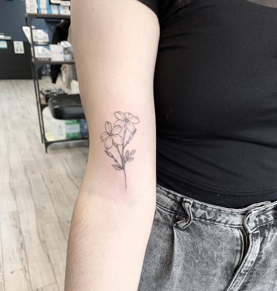 Tatuaje en el brazo, flor de jazmín, tinta simple 