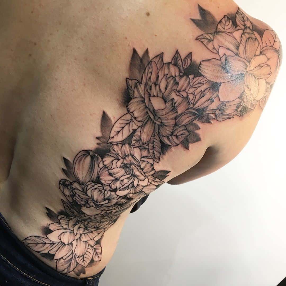 Idea de hombro de tatuaje de flor de jazmín