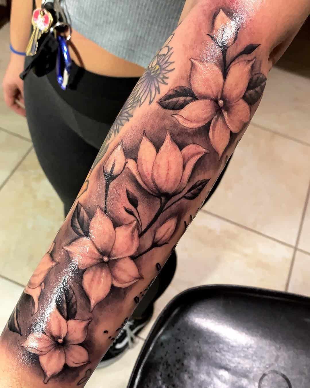 Creación de manga de tatuaje de flor de jazmín 