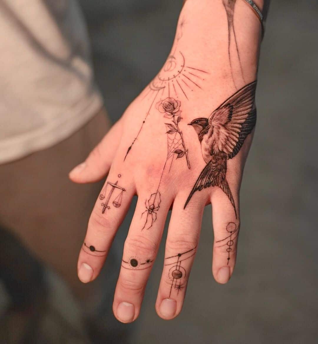 Tatuaje de dedo y mano