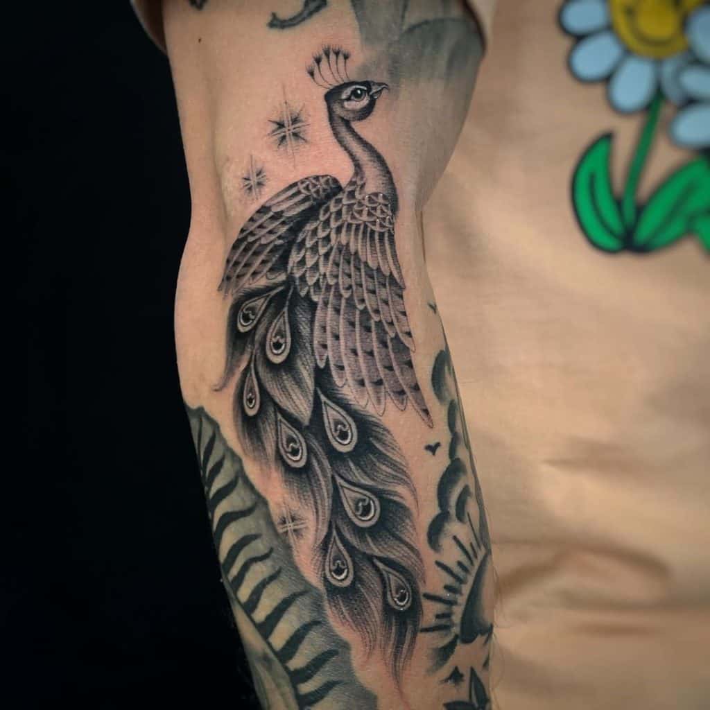 Idea del brazo del tatuaje del pavo real