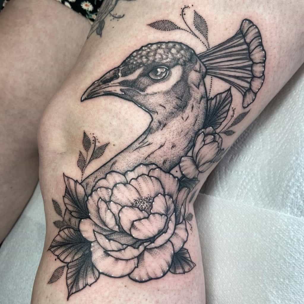 Tatuaje de pierna de pavo real tinta negra