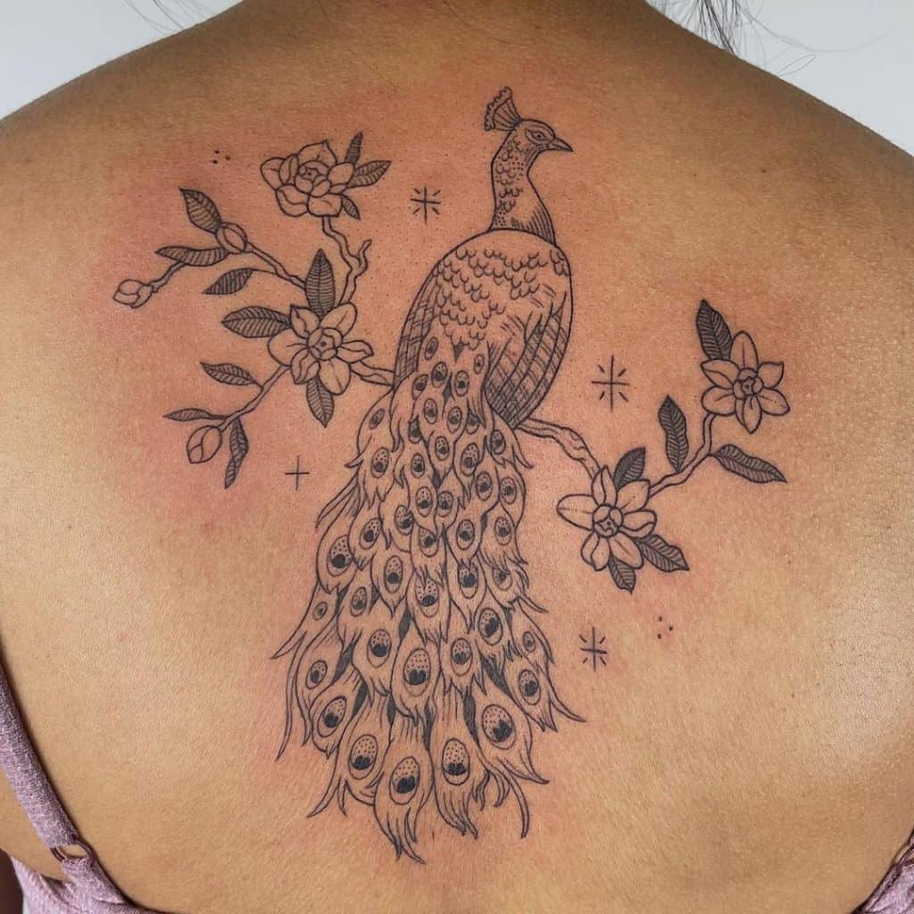 tatuaje de pavo real en la espalda 