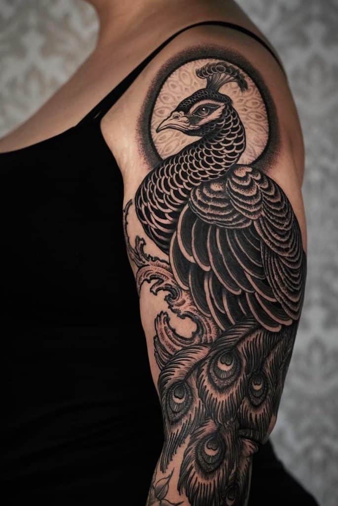 Diseños de tatuajes de pavo real sobre el hombro Estampado negro