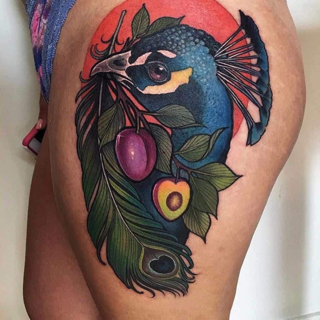 Tatuaje gigante de pavo real en pierna y muslo 