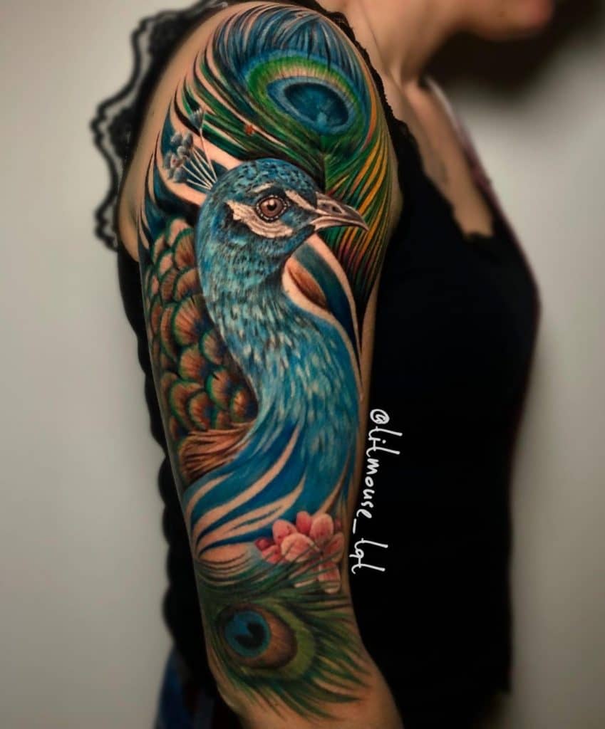 Tatuaje de pavo real artístico para mujer. 