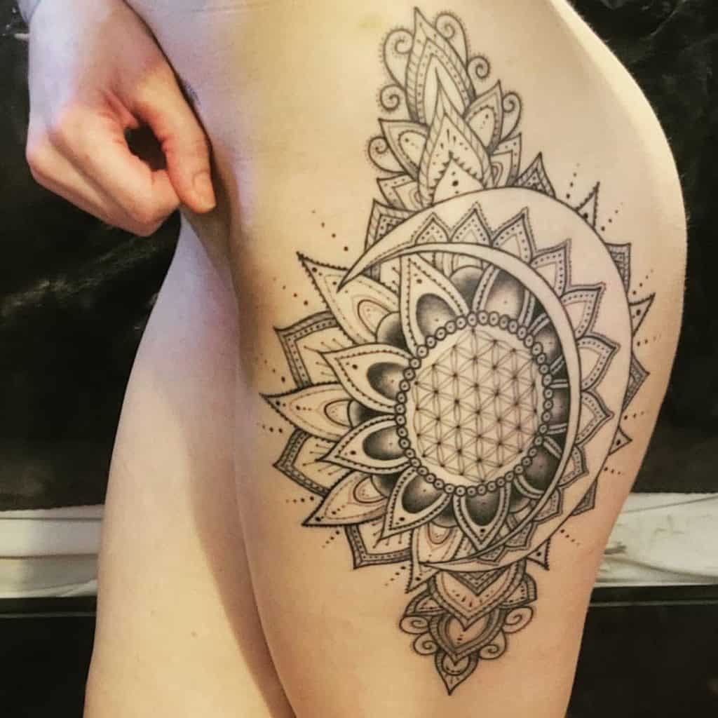 Tatuaje en la parte superior del muslo que envejece bien 1