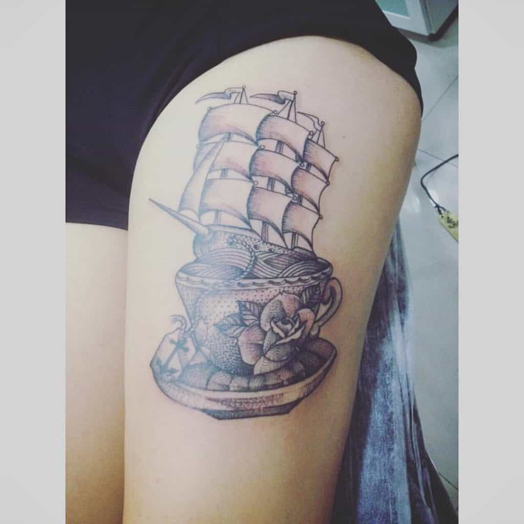 Tatuaje en la parte superior del muslo que envejece bien 5