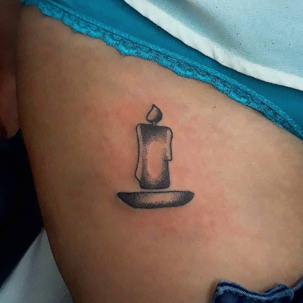 Tatuaje en la parte superior del muslo que envejece bien 3