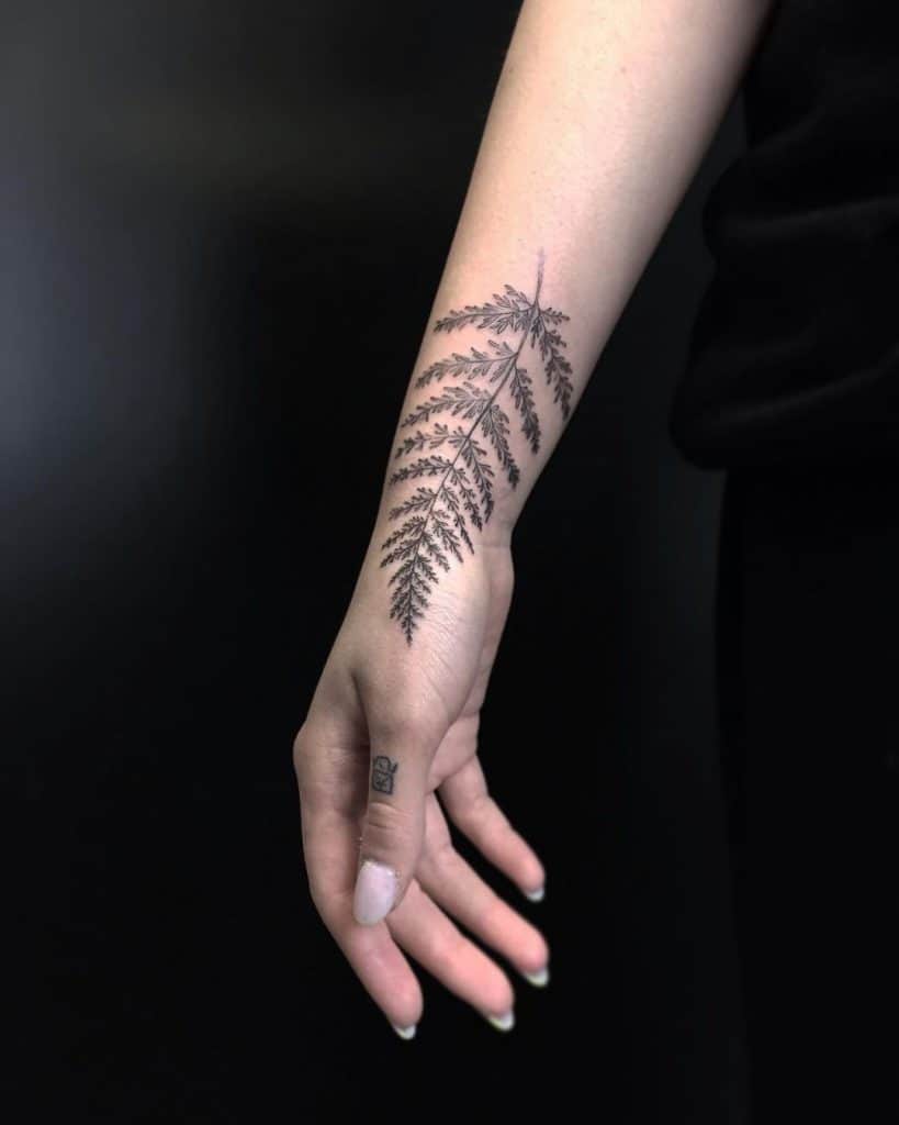 Tatuaje de hoja de helecho en el brazo 