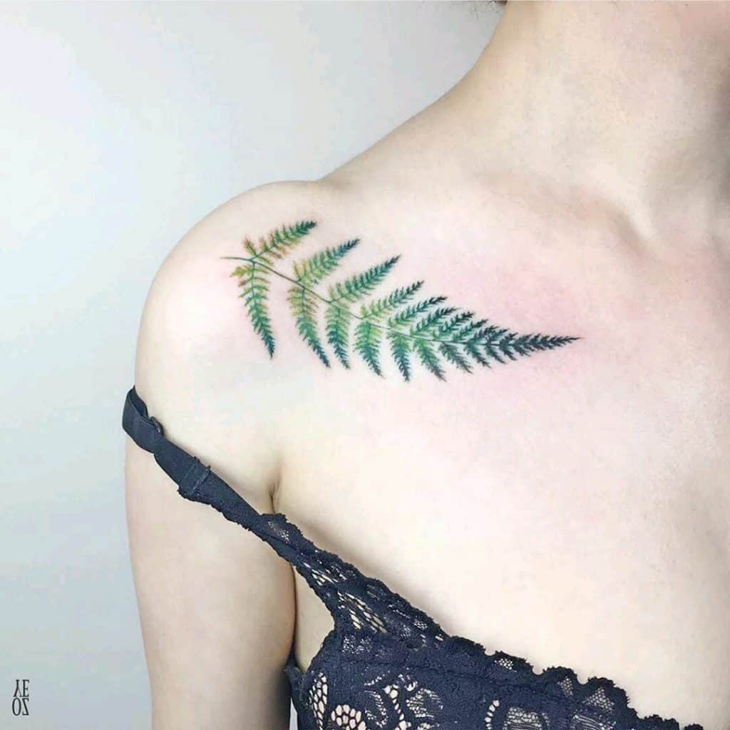 Tatuaje De Hoja De Helecho En La Clavícula 