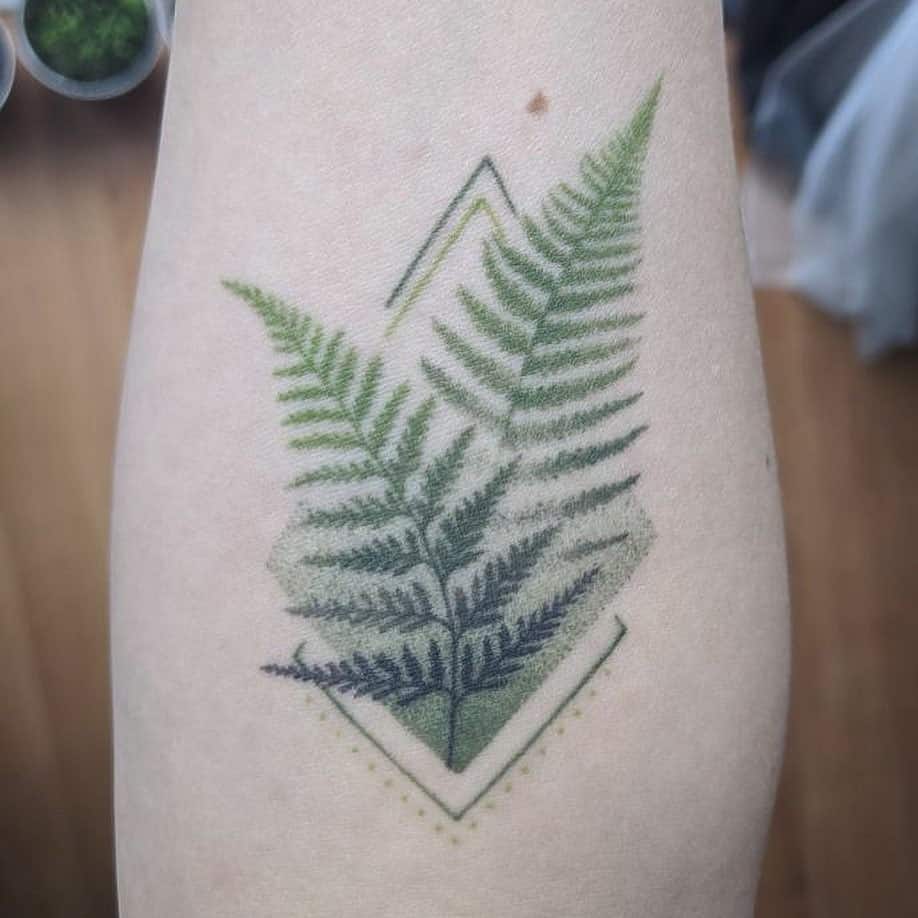 Tatuaje de helecho verde y simétrico 