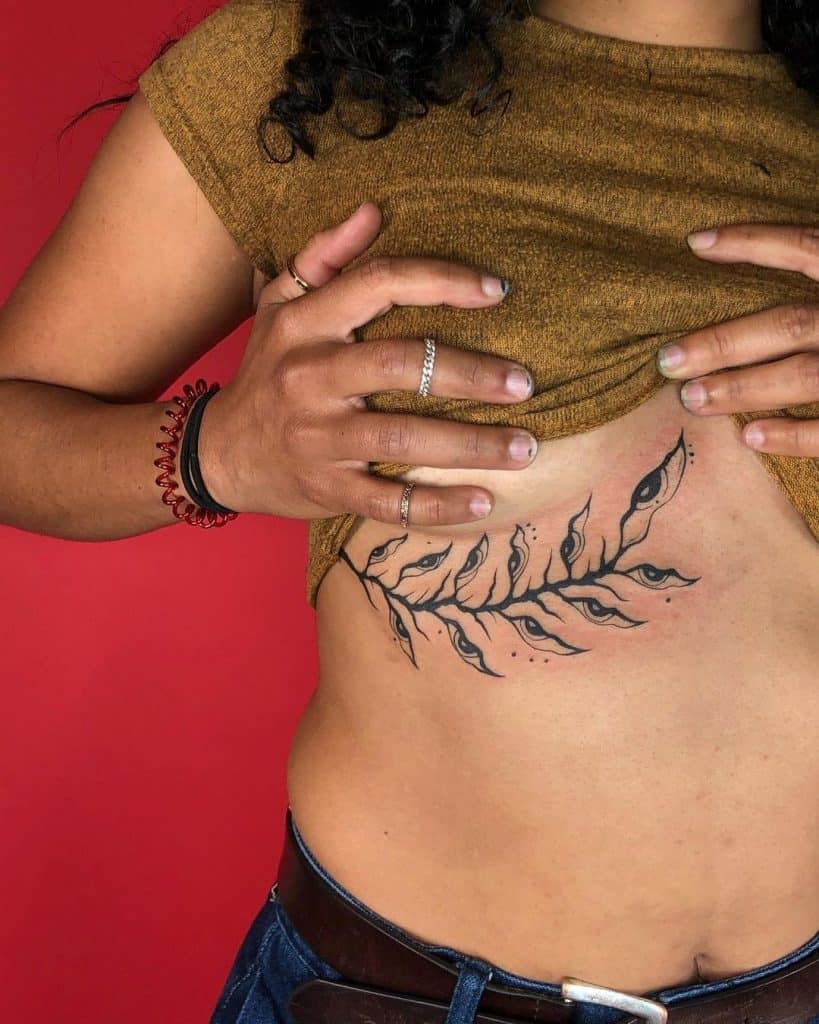 Debajo del tatuaje de helecho boob 