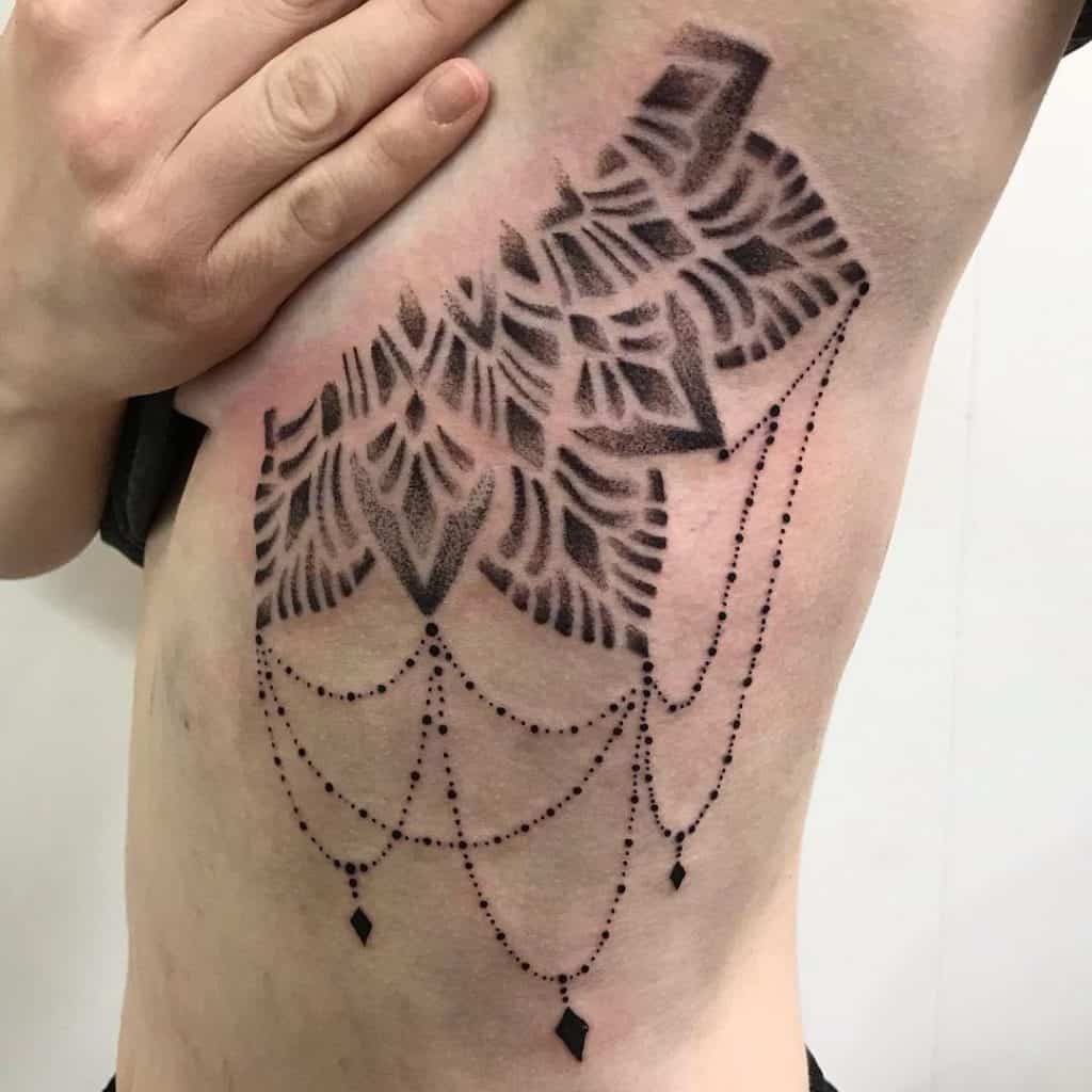 Idea de mandala de tatuaje de helecho lateral en el pecho