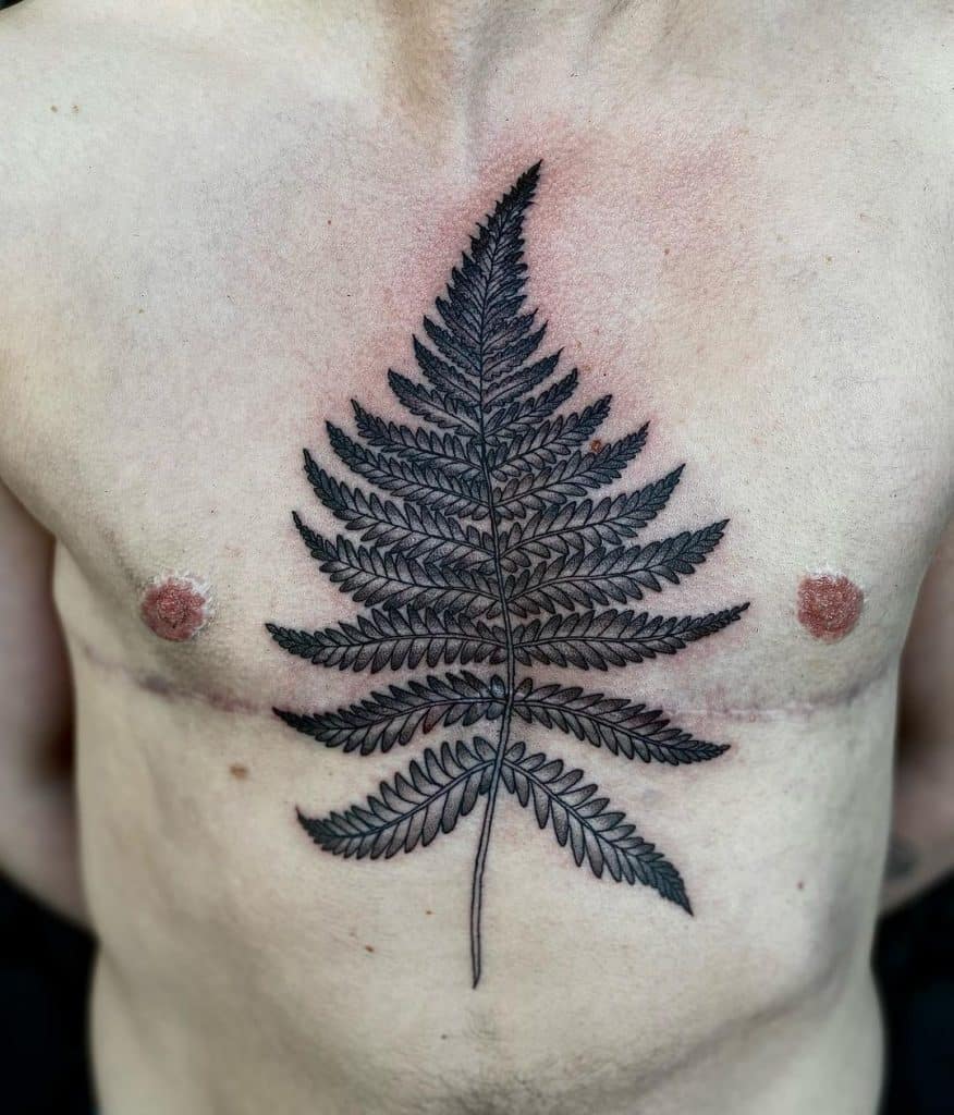 Tatuaje en el pecho, helecho gigante, tinta negra 