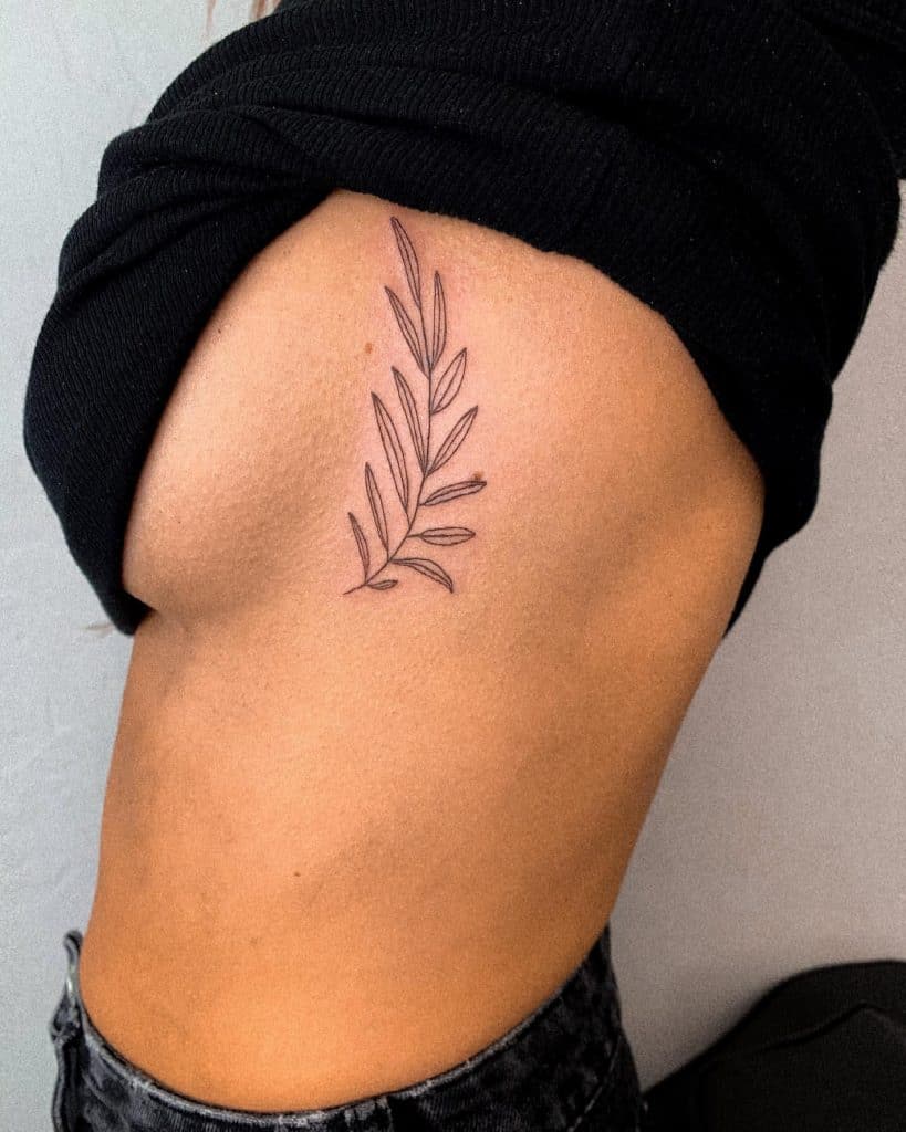 El tatuaje de la rama de olivo en la caja torácica