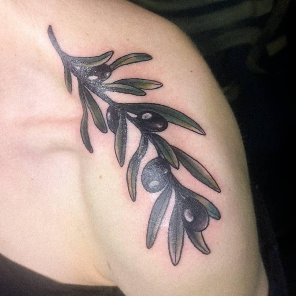Tatuaje de rama de olivo en el hombro
