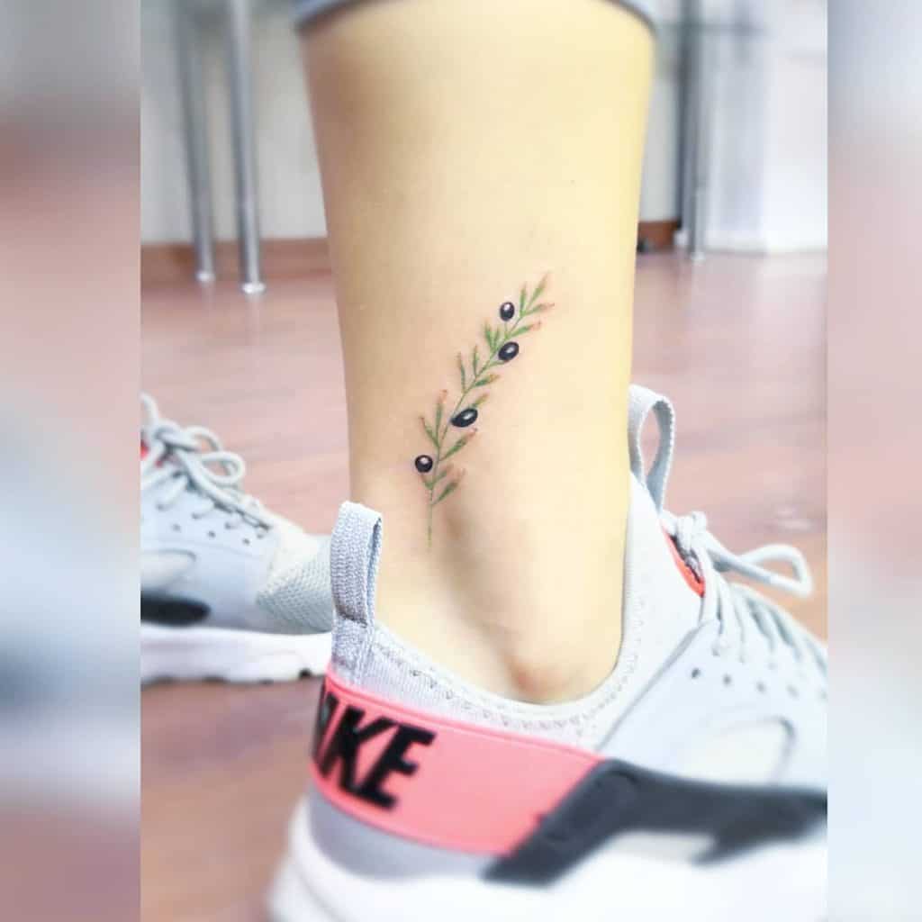 Tatuaje de rama de olivo en el tobillo