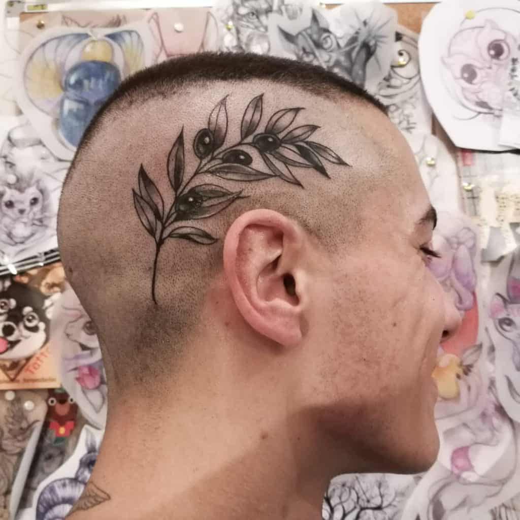 Tatuaje de rama de olivo en el cuero cabelludo