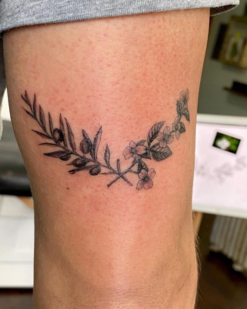Tatuaje de rama de olivo con elementos florales 1