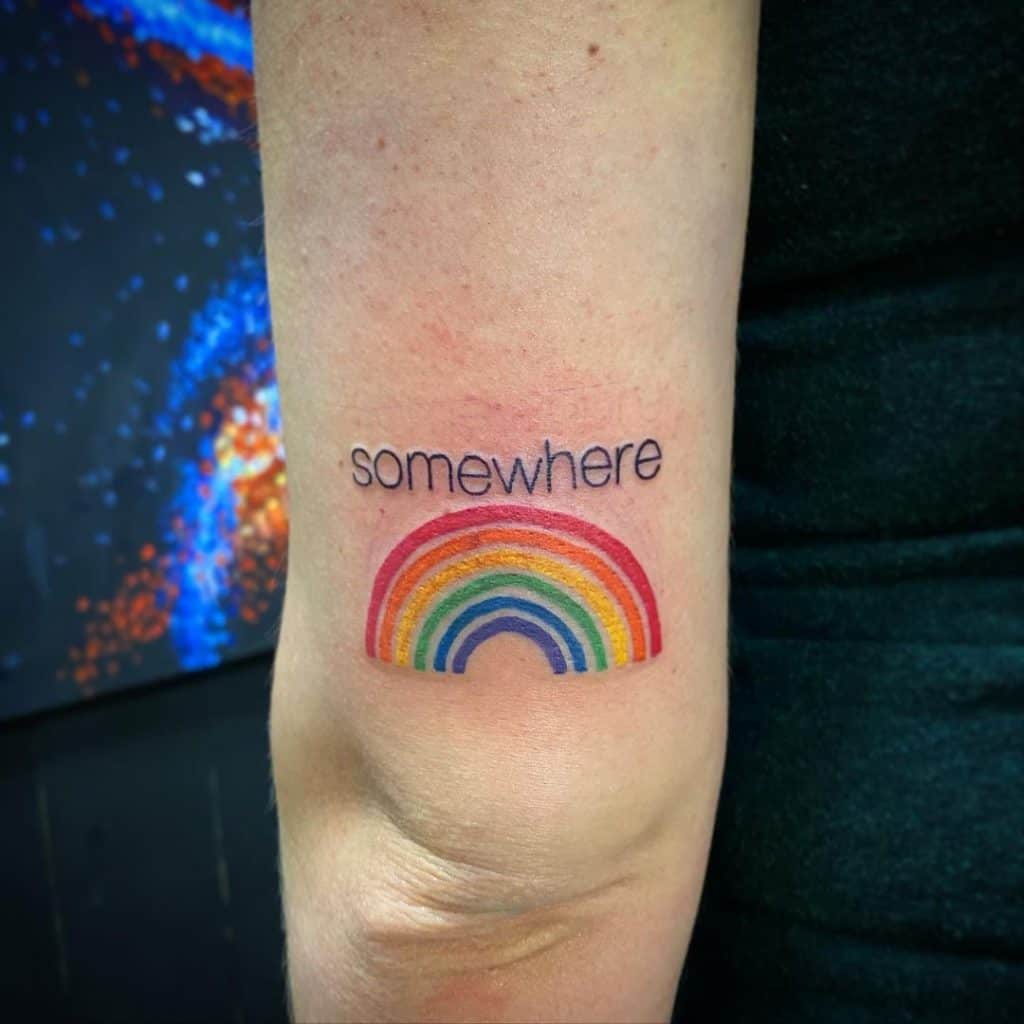 En algún lugar sobre el diseño del tatuaje del arco iris 