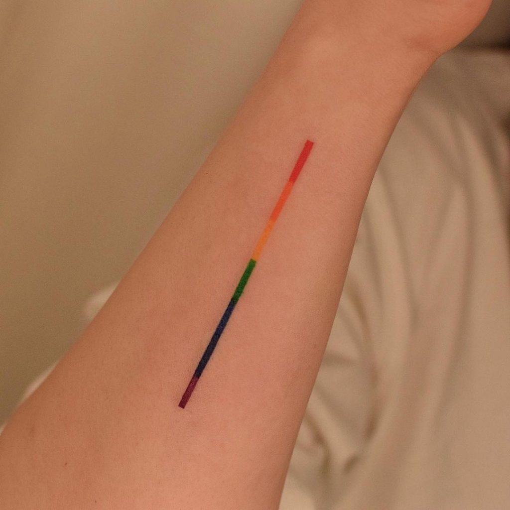 Diseño pequeño del tatuaje del arco iris 