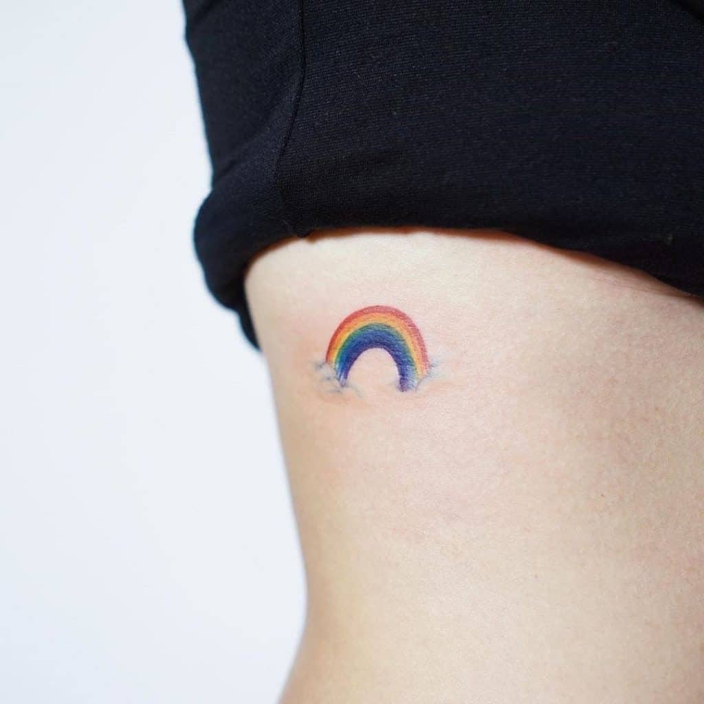 Tatuaje lateral del arco iris del estómago
