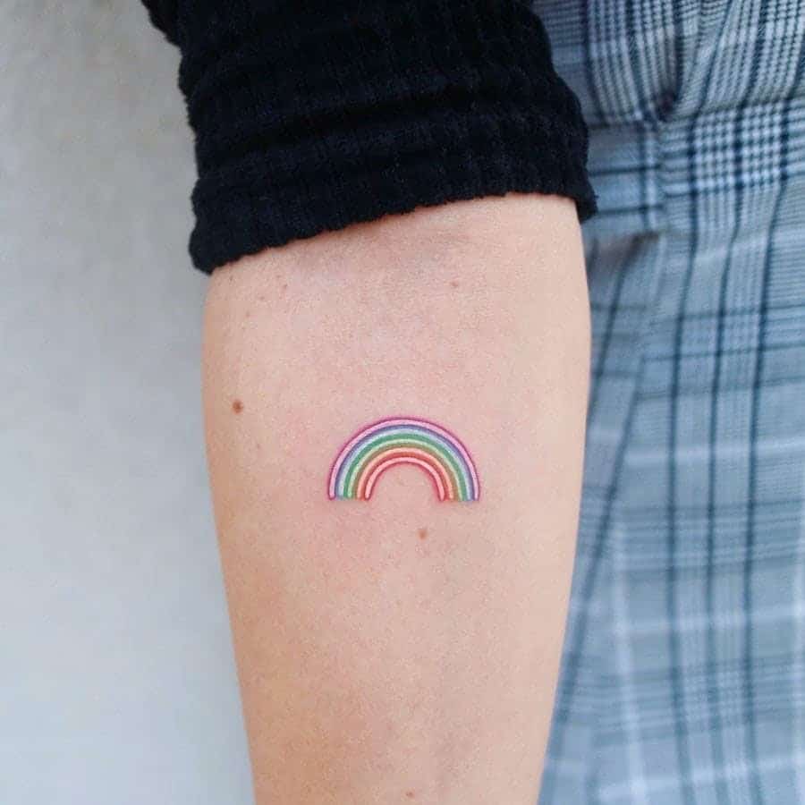 Impresión minimalista del brazo del tatuaje del arco iris