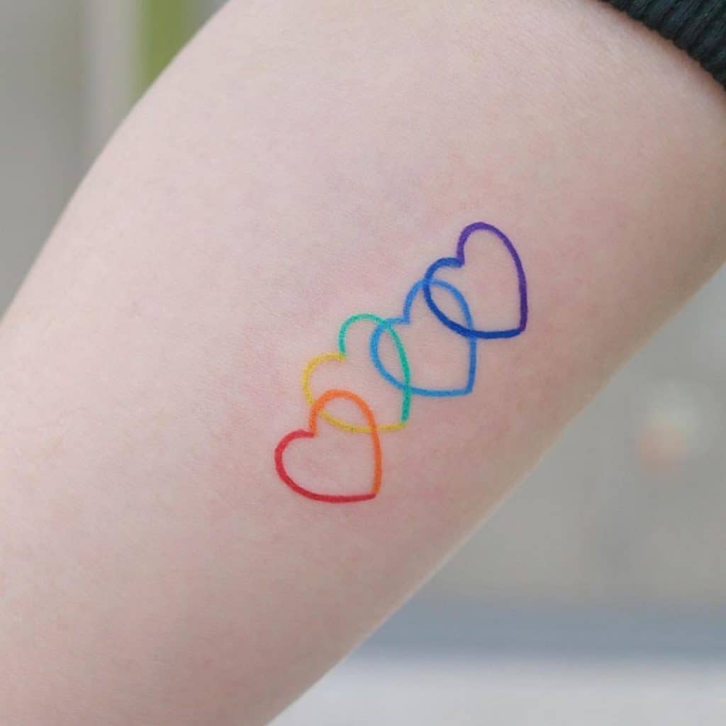Idea del corazón del tatuaje del puente del arco iris 