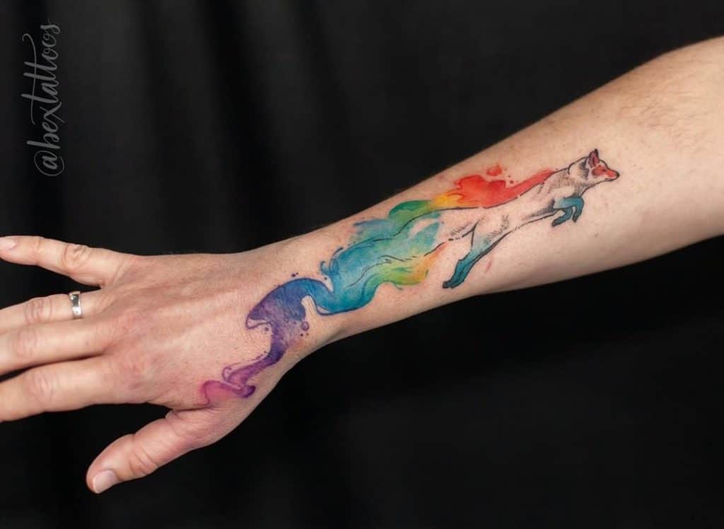 Tatuaje de arco iris inspirado en animales místicos
