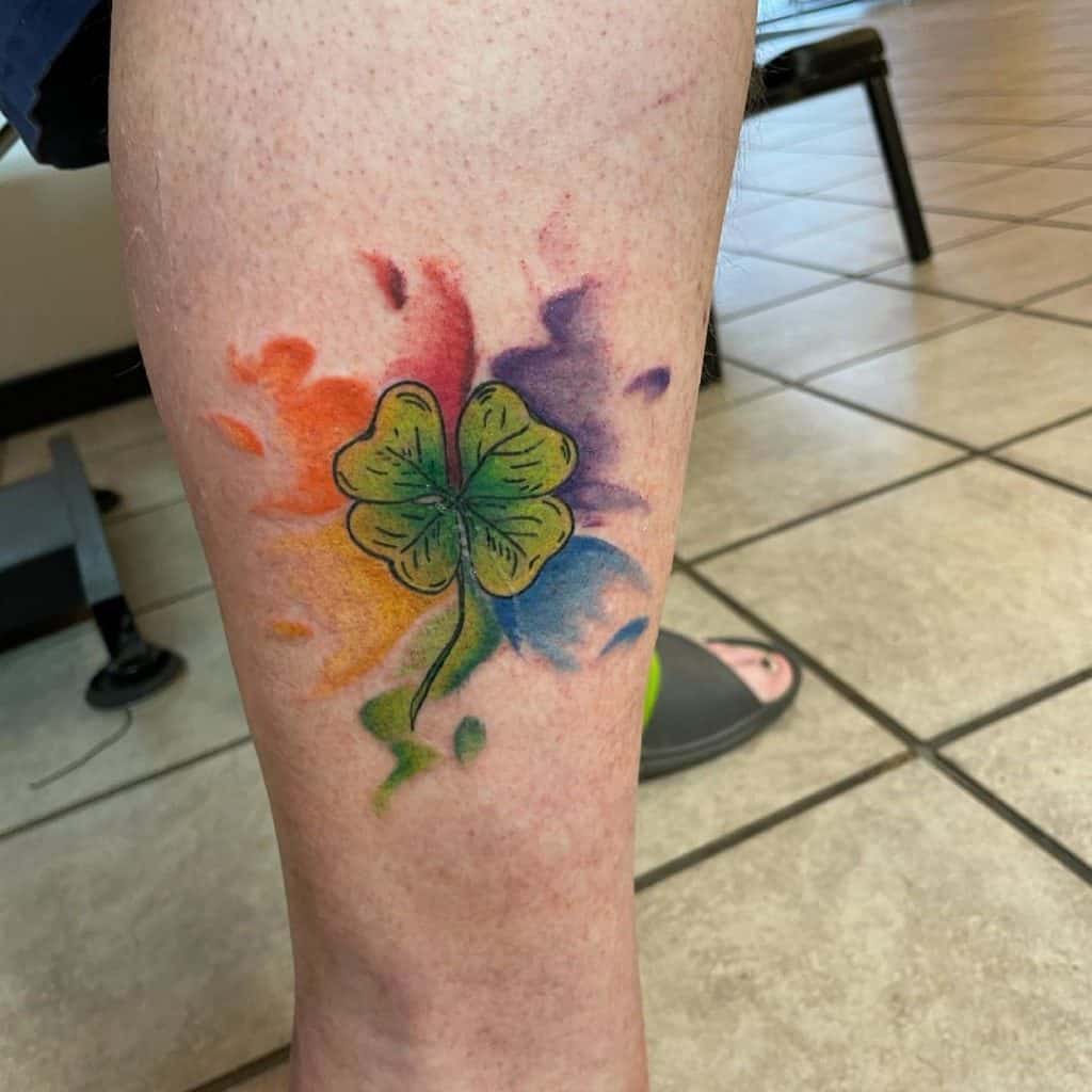 Amuleto de la suerte del tatuaje del arco iris inspirado en la pierna