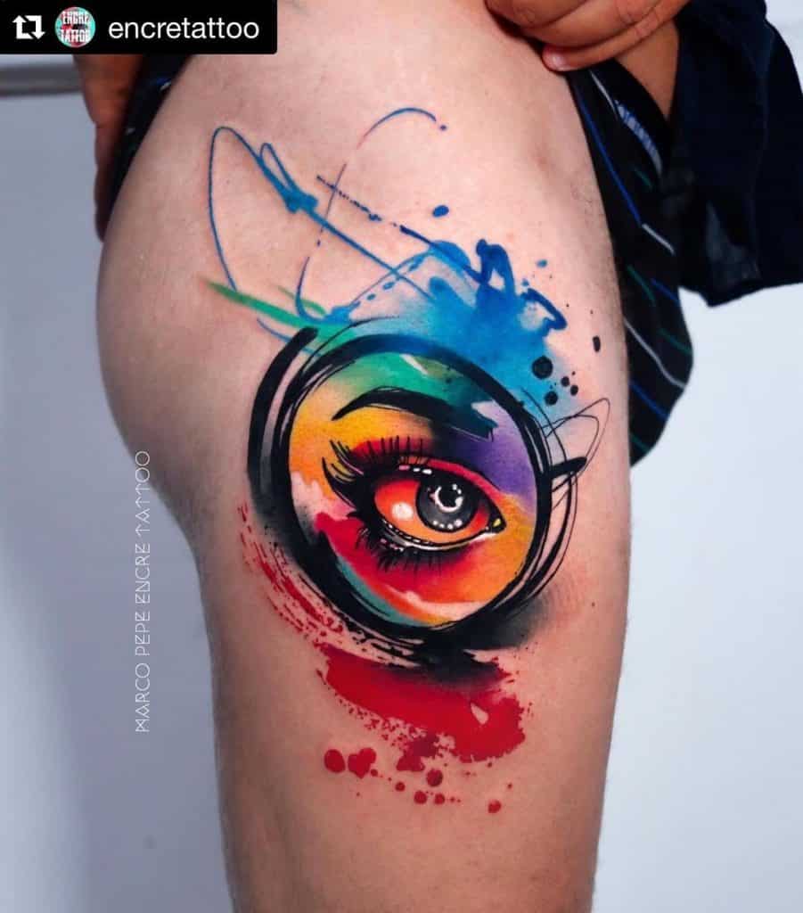 Tatuaje dramático del arco iris del muslo 
