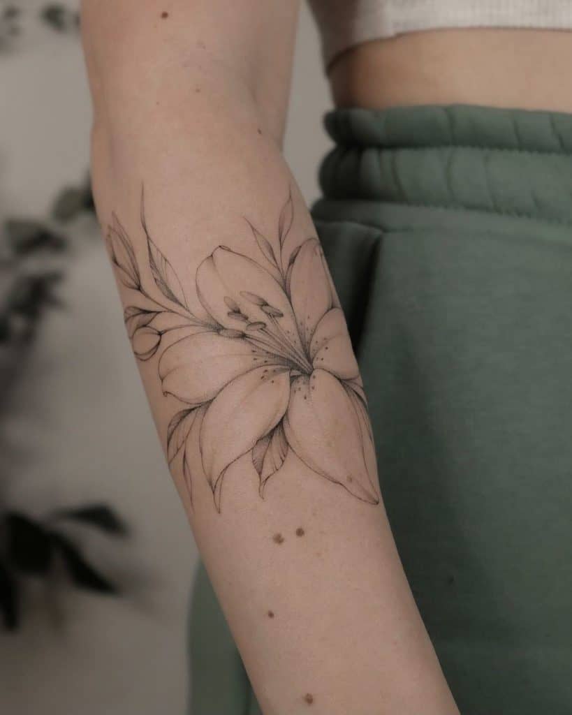 Tatuaje de lirio en el brazo