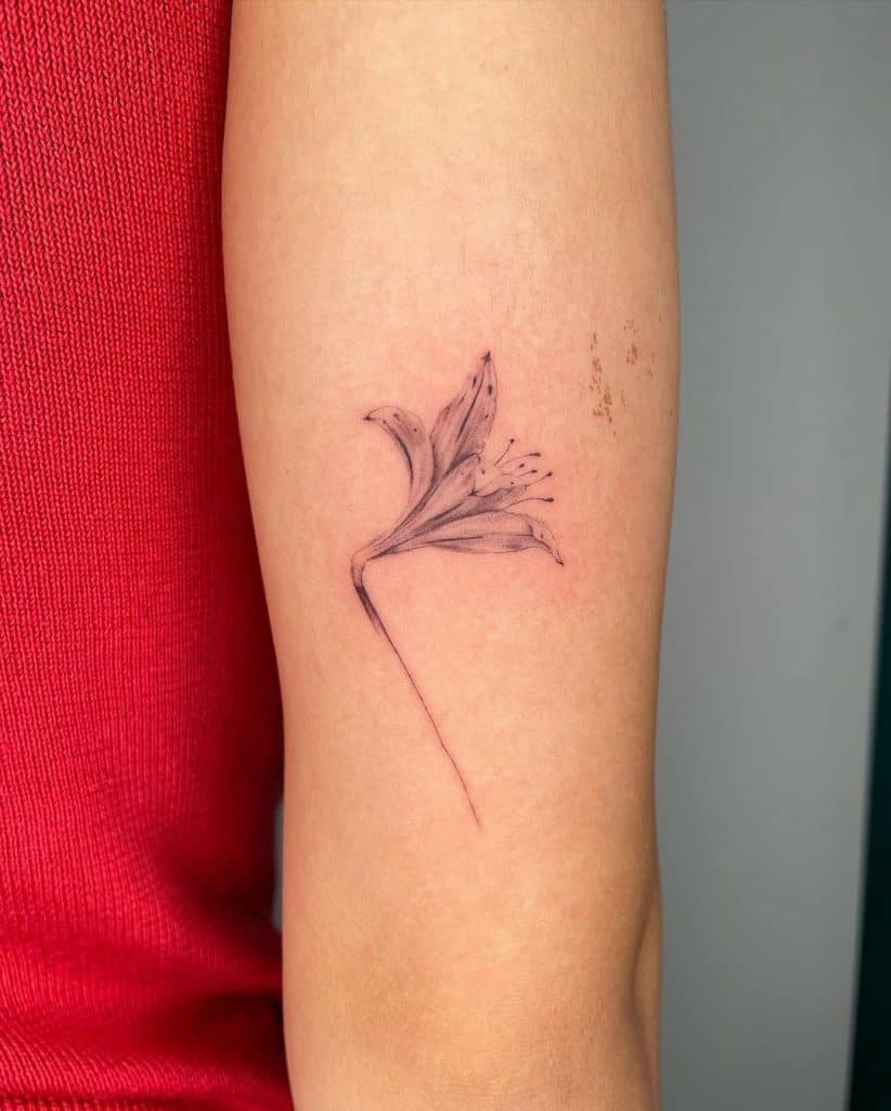 Tatuaje de flor de lirio en el antebrazo