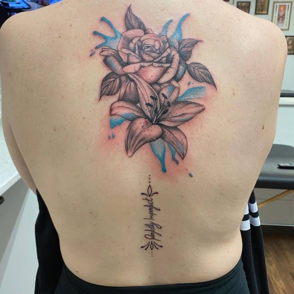 Diseño de espalda de tatuaje de lirio y rosa brillante y colorido 