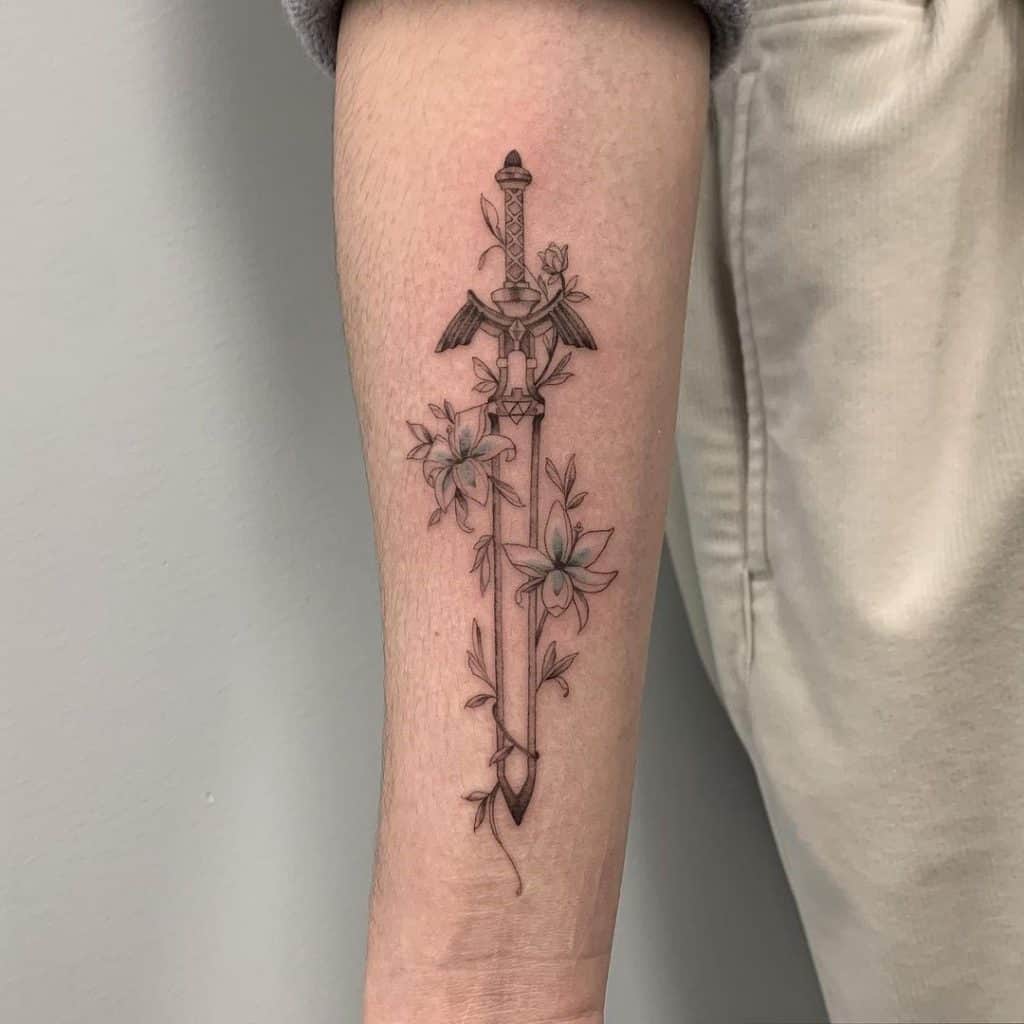 Tatuaje en el brazo, flor de lirio, tinta negra