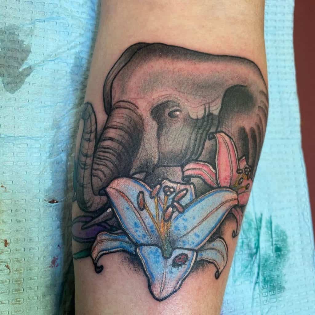 Tatuaje de lirio de diseño de elefante