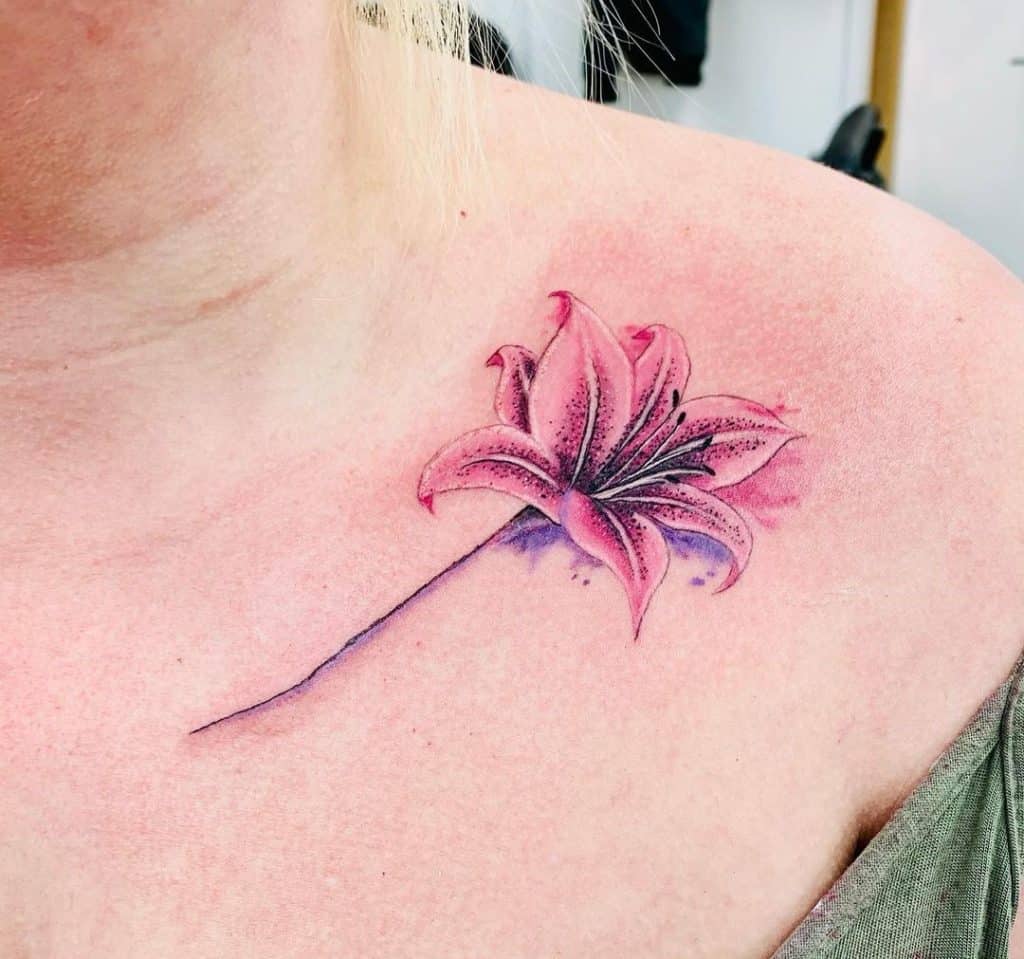 Tatuaje de lirio rosa en la clavícula 