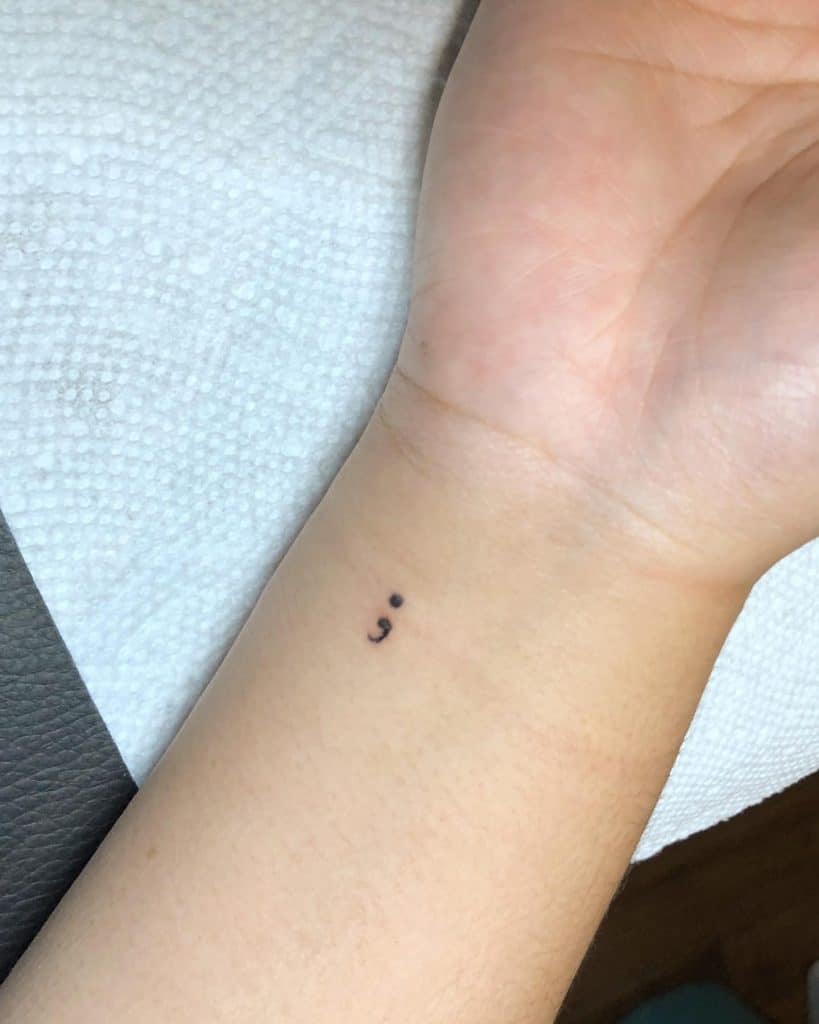 Tatuaje de punto y coma con grandes significados 1