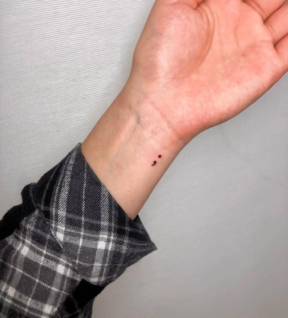 Tatuaje de punto y coma con grandes significados 5