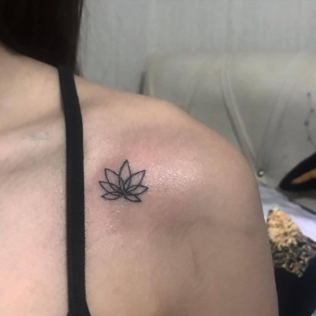 Tatuaje de flor de loto con grandes significados 3