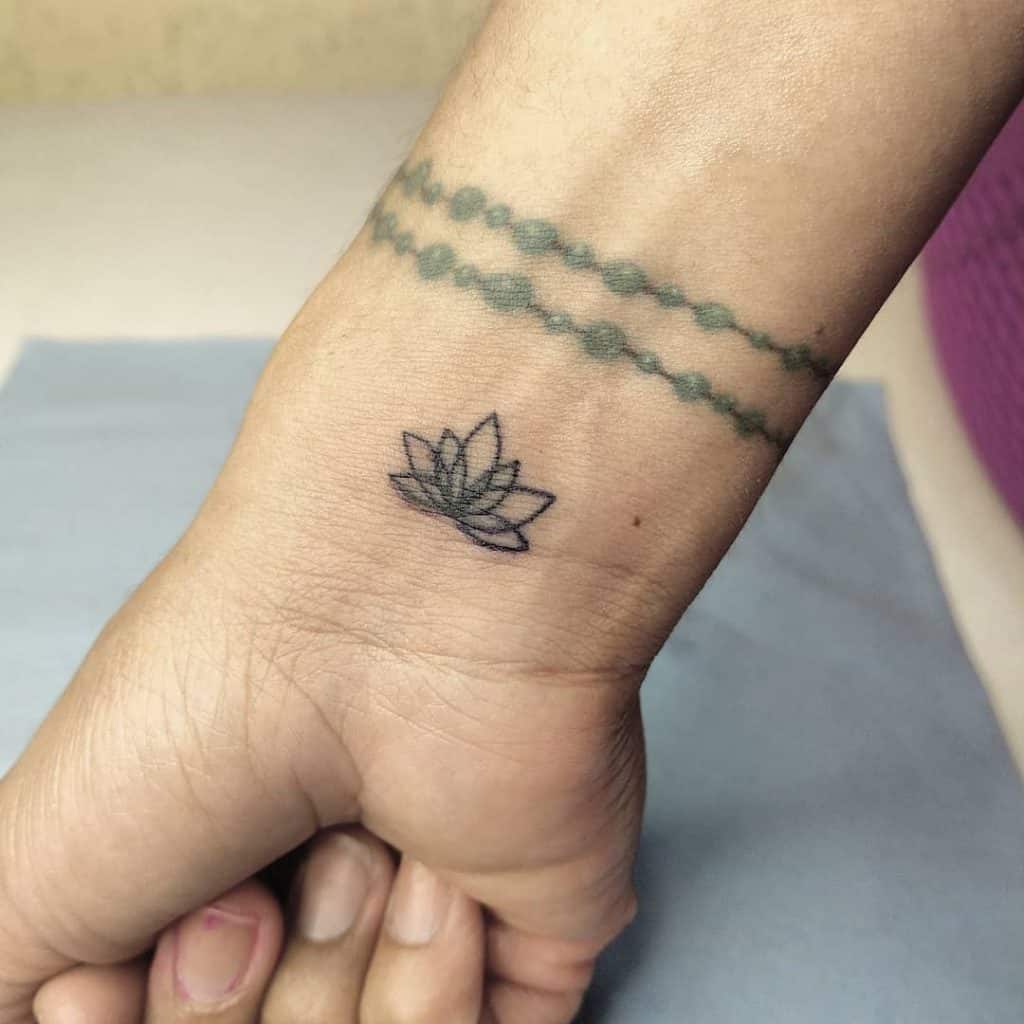 Tatuaje de flor de loto con grandes significados 4