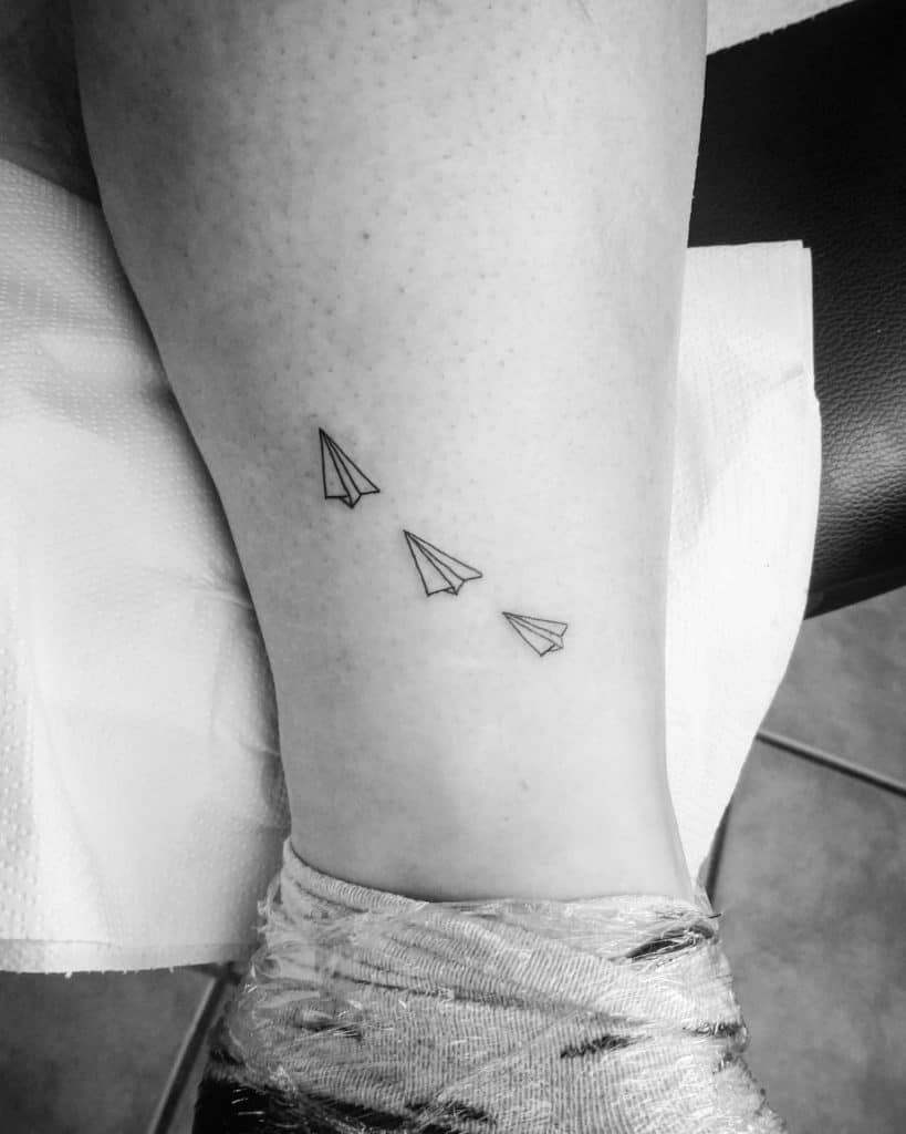 Tatuaje de avión de papel con grandes significados 5