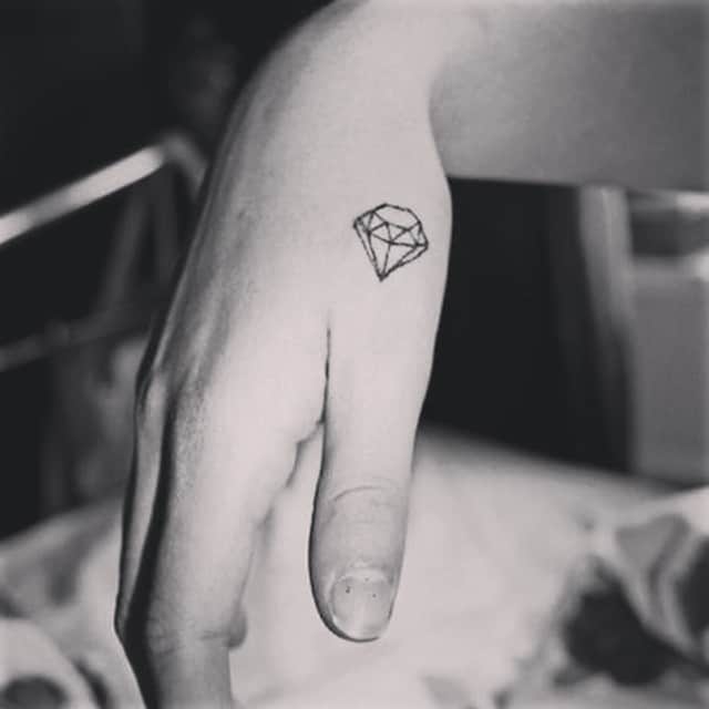 Diseño de tatuaje de diamante pequeño simple 2