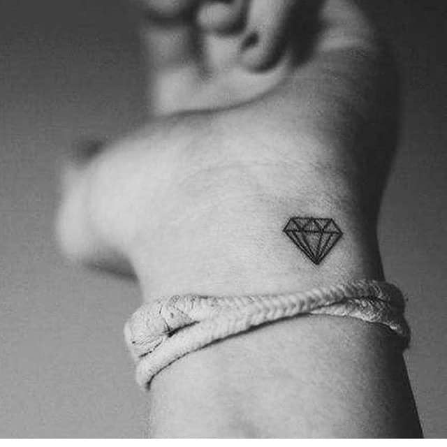 Diseño de tatuaje de diamante pequeño simple 1