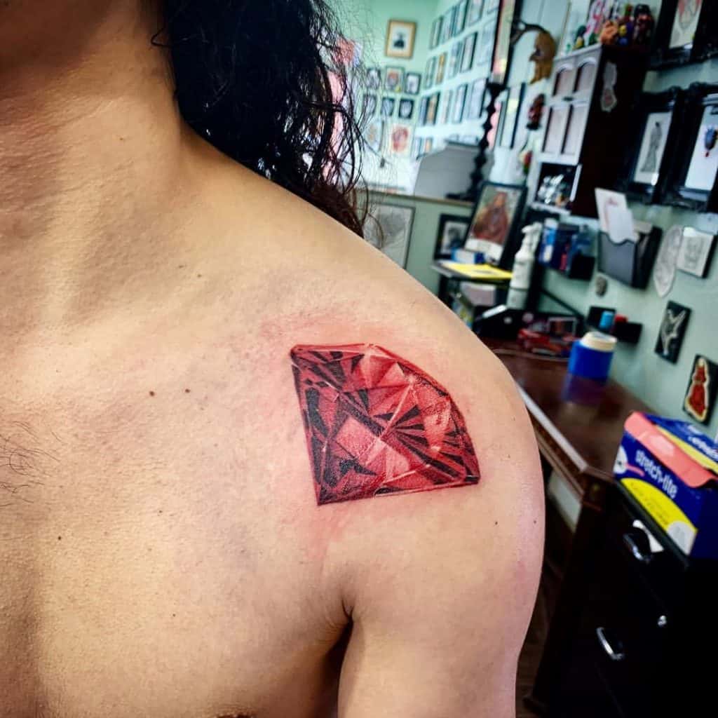 Diseño de tatuaje de diamante rojo 3
