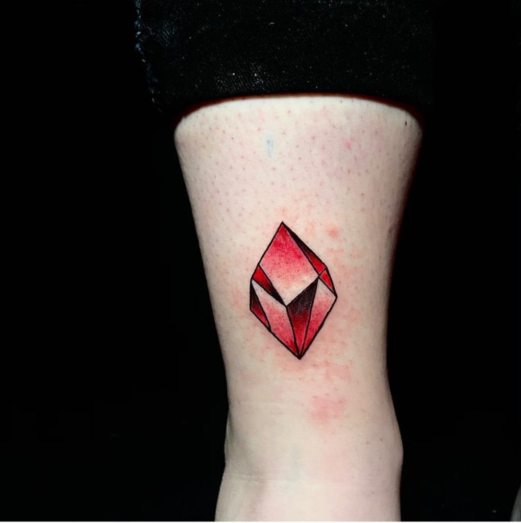Diseño de tatuaje de diamante rojo 2