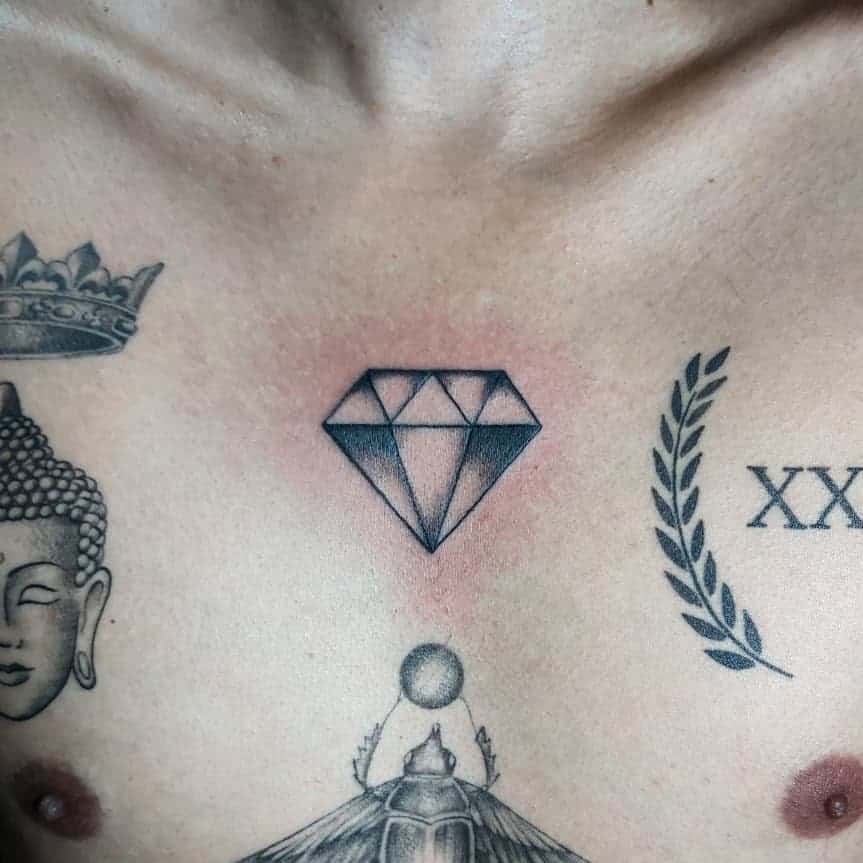 Contorno de tatuaje de diamante en el pecho 2