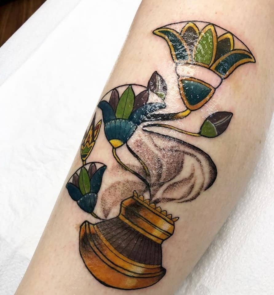 Tatuaje de flor de loto egipcio 2